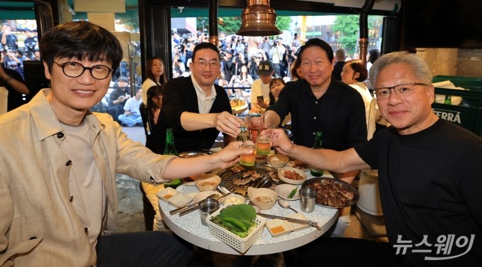 (오른쪽 첫 번째)젠슨 황 엔비디아 창립자 겸 최고경영자가 5일 오후 서울 마포구 형님저요 고깃집에서 (오른쪽 두 번째) 최태원 SK그룹 회장, 구광모 LG그룹 회장, 이해진 네이버 의장을 만나 '삼겹살 회동'을 즐기며 건배하고 있다. 사진=강민석 기자