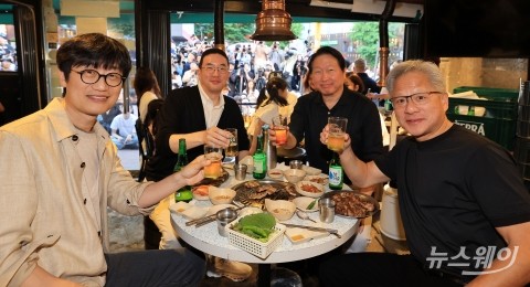 쌈 싸먹고, 소맥 말고···젠슨 황, '불금 회식' 제대로 즐겼다