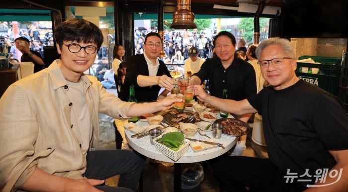 (오른쪽 첫 번째)젠슨 황 엔비디아 창립자 겸 최고경영자가 5일 오후 서울 마포구 형님저요 고깃집에서 (오른쪽 두 번째) 최태원 SK그룹 회장, 구광모 LG그룹 회장, 이해진 네이버 의장을 만나 '삼겹살 회동'을 즐기며 건배하고 있다. 사진=강민석 기자