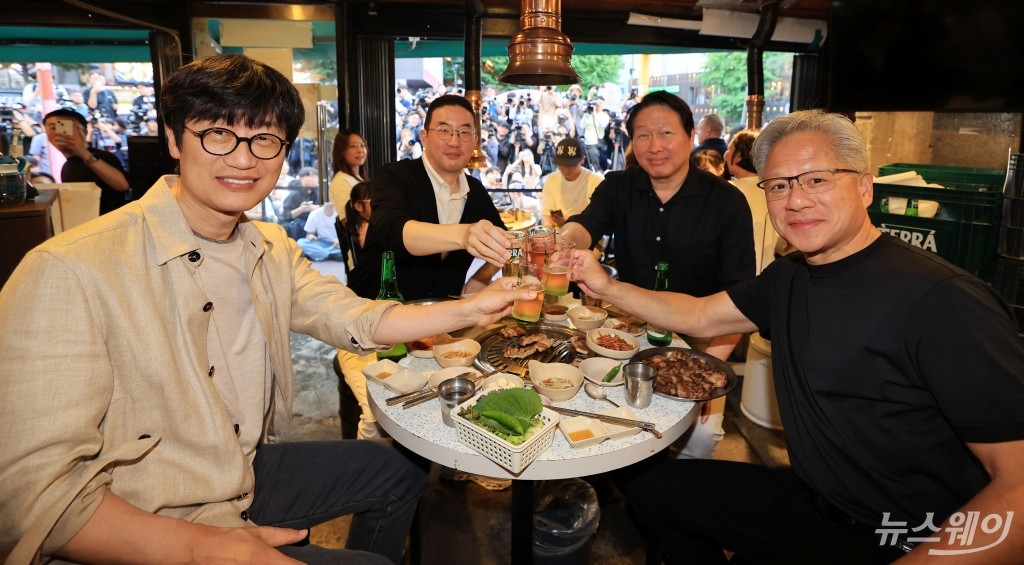 '삼겹살 회동' 즐기는 젠슨 황·최태원·구광모·이해진