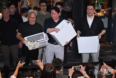 시민에게 선물 건네는 젠슨 황·최태원·구광모