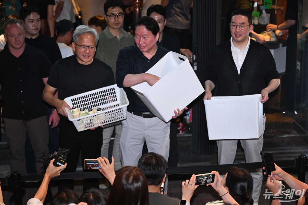 시민에게 선물 건네는 젠슨 황·최태원·구광모