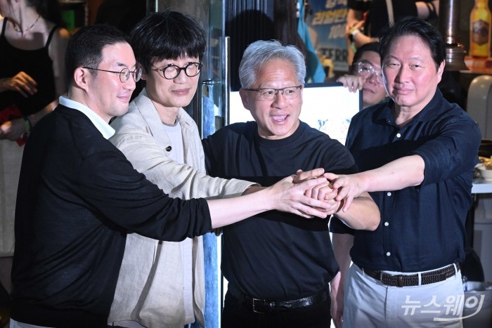 (오른쪽 두 번째)젠슨 황 엔비디아 창립자 겸 최고경영자가 5일 오후 서울 마포구 형님저요 고깃집에서 '삼겹살 회동'을 마친 뒤 (왼쪽부터)구광모 LG그룹 회장, 이해진 네이버 의장, 황 엔비디아 최고경영자, 최태원 SK그룹 회장과 함께 손 모으고 기념촬영하고 있다. 사진=강민석 기자