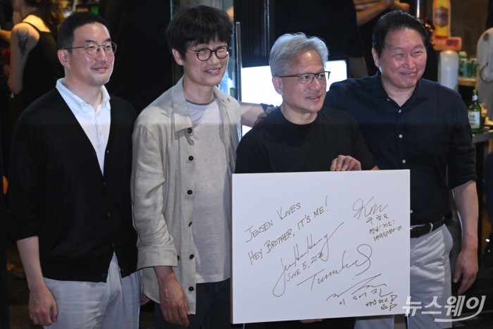 (왼쪽 첫 번째부터)구광모 LG그룹 회장, 이해진 네이버 의장, 젠슨 황 엔비디아 창립자 겸 최고경영자. 최태원 SK그룹 회장이 5일 오후 서울 마포구 형님저요 고깃집에서 '삼겹살 회동'을 마친 뒤 고깃집 사장에게 친필 서명을 전달하기 앞서 기념촬영하고 있다. 사진=강민석 기자