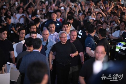 "한국에 '4가지 큰 선물' 가져왔다"···젠슨 황, AI 동맹 넓힌다