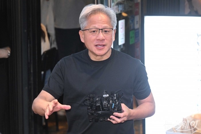 젠슨 황 엔비디아 CEO, 강남 PC방 간다···엔씨·크래프톤 회동