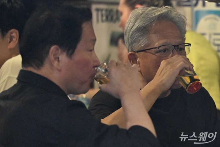 젠슨 황, 다시 삼성동 깐부치킨으로···이번엔 최태원 만난다