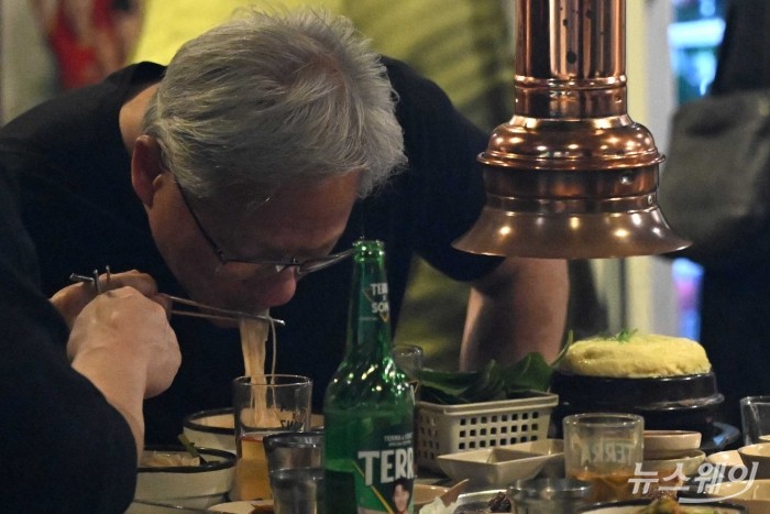 젠슨 황 엔비디아 창립자 겸 최고경영자가 5일 오후 서울 마포구 형님저요 고깃집에서 최태원 SK그룹 회장, 구광모 LG그룹 회장, 이해진 네이버 의장과 함께 '삼겹살 회동'을 하며 김치 잔치국수를 먹고 있다. 사진=강민석 기자