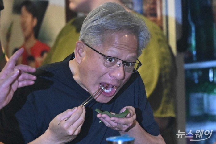 젠슨 황 엔비디아 창립자 겸 최고경영자가 5일 오후 서울 마포구 형님저요 고깃집에서 최태원 SK그룹 회장, 구광모 LG그룹 회장, 이해진 네이버 의장과 함께 '삼겹살 회동'을 하며 삼겹살과 김치를 먹고 있다. 사진=강민석 기자