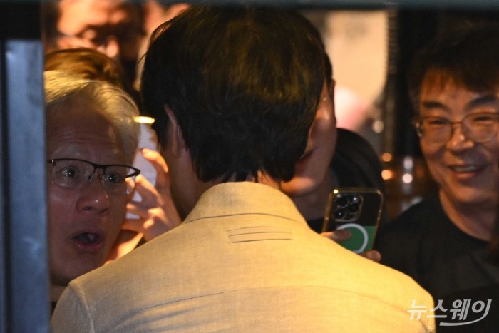 젠슨 황 엔비디아 창립자 겸 최고경영자가 5일 오후 서울 마포구 형님저요 고깃집에서 최태원 SK그룹 회장, 구광모 LG그룹 회장과 '삼겹살 회동'을 마친 뒤 이해진 네이버 의장이 네이버페이 AI 안면인식 결제 서비스를 이용하는 모습을 보고 놀란 표정을 짓고 있다. 사진=강민석 기자