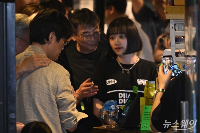 이해진 네이버 의장이 5일 오후 서울 마포구 형님저요 고깃집에서 젠슨 황 엔비디아 창립자 겸 최고경영자, 최태원 SK그룹 회장, 구광모 LG그룹 회장과 함께 '삼겹살 회동'을 마친 뒤 네이버페이의 AI 안면인식결제 서비스로 결제하고 있다. 사진=강민석 기자