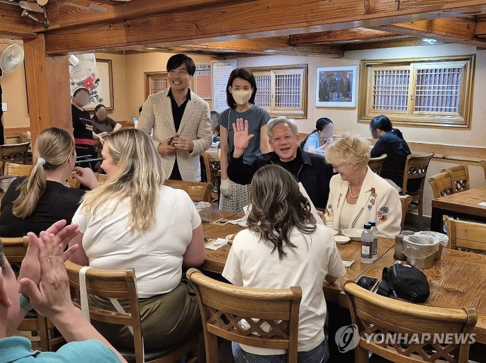 칼국수에 삼계탕까지···젠슨 황, 빠듯한 일정에도 'K푸드' 사랑