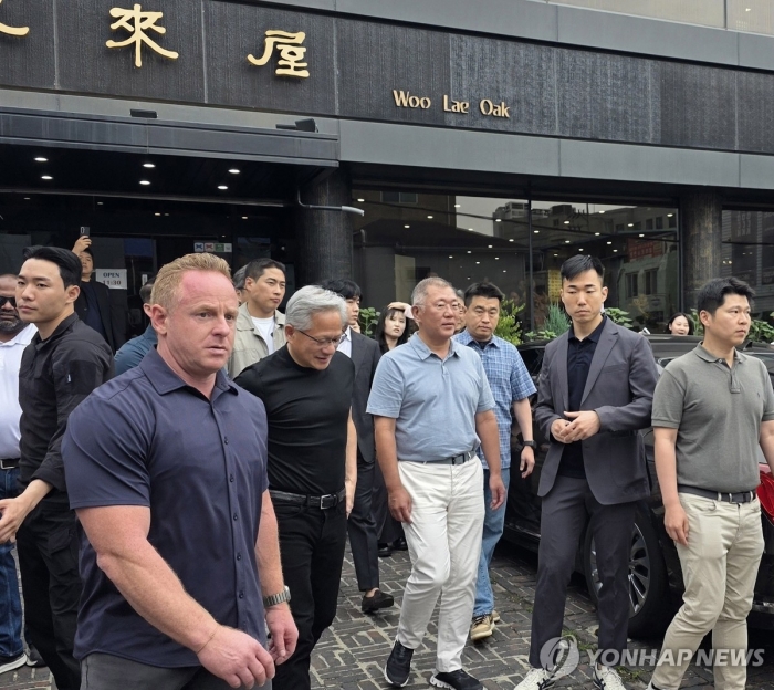 젠슨 황 엔비디아 최고경영자(CEO)와 정의선 현대차그룹 회장이 7일 서울 종로구 우래옥에서 식사를 마친 뒤 식당을 나서고 있다. 사진=독자/연합뉴스 제공
