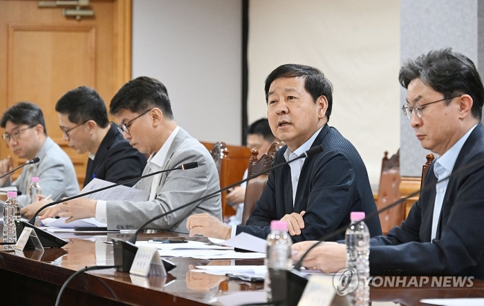 환율 1560원 돌파···정부, 투기성 거래 점검 강화