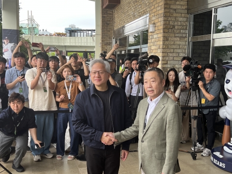 젠슨 황, 박정원 두산 회장과 악수···"시구에 집중하겠다"