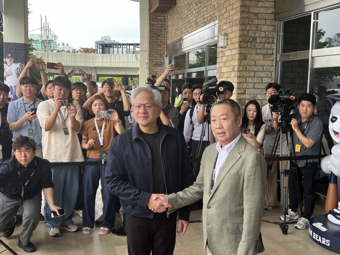 젠슨 황, 박정원 두산 회장과 악수···"시구에 집중하겠다"