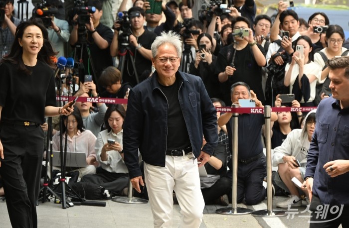 젠슨 황 엔비디아 창립자 겸 최고경영자가 5일 오후 서울 강서구 서울김포비즈니스항공센터를 통해 입국하고 있다. 사진=강민석 기자