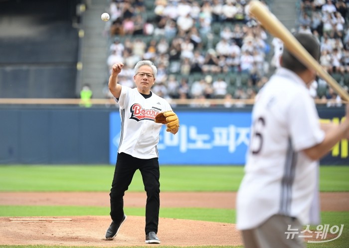젠슨 황 엔비디아 창립자 겸 최고경영자가 7일 오후 서울 송파구 잠실야구장에서 진행된 2026 프로야구 KBO리그 키움 히어로즈와 두산 베어스의 경기에서 시구를 하고 있다. 사진=사진공동취재단