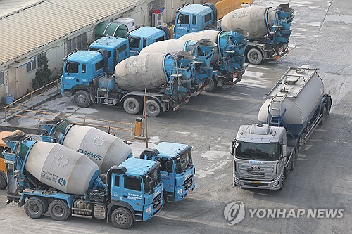 서울 시내의 한 레미콘 공장에서 레미콘 차량이 이동하고 있다. 사진=연합뉴스 제공