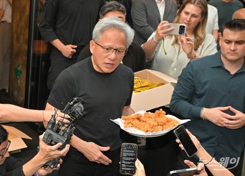 젠슨 황, 하루 만에 자동차·게임·로봇·반도체 훑었다···내일 'AI 협력' 본게임(종합)