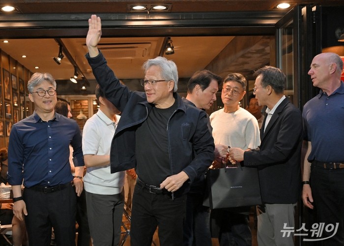 젠슨 황 엔비디아 최고경영자(CEO)와 최태원 SK 회장이 7일 서울 강남구 깐부치킨에서 열린 '치맥 회동'에서 기념촬영을 하고 있다. 사진=이수길 기자