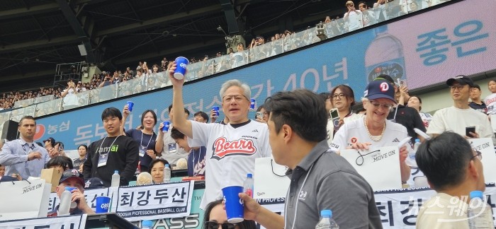 7일 젠슨 황 엔비디아 최고경영자(CEO)가 서울 송파구 잠실야구장에서 진행된 두산-키움 경기에서 시구 이후 잔을 들어올려 보이고 있다.(공동취재단) 사진=이건우 기자