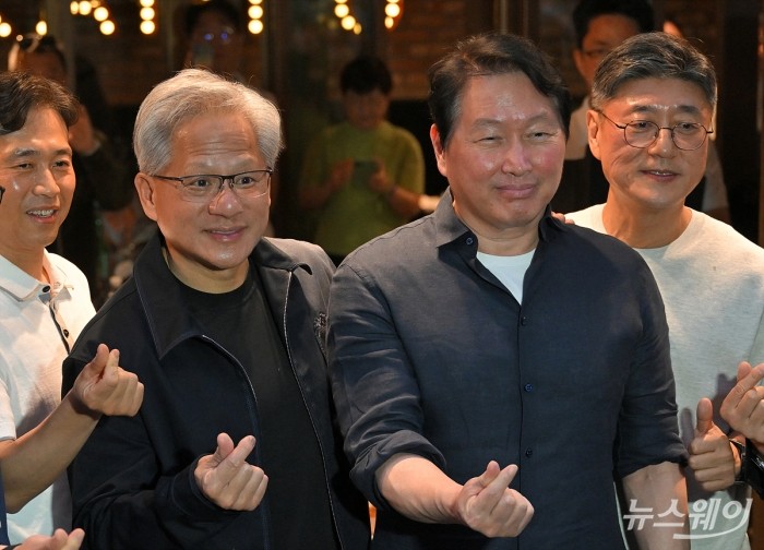 젠슨 황 엔비디아 최고경영자(CEO)와 최태원 SK 회장이 7일 서울 강남구 깐부치킨에서 열린 '치맥 회동'에서 기념촬영을 하고 있다. 사진=이수길 기자