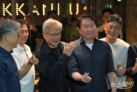 방한 마지막날도 '광폭 행보'···젠슨 황, SK·LG·삼성 잇단 회동
