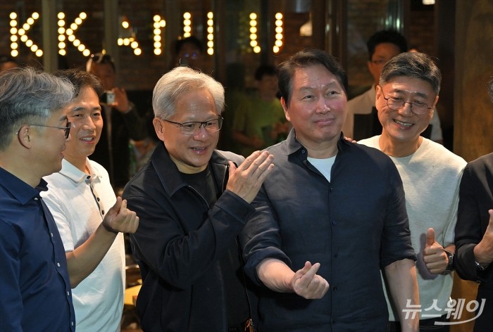 방한 마지막날도 '광폭 행보'···젠슨 황, SK·LG·삼성 잇단 회동
