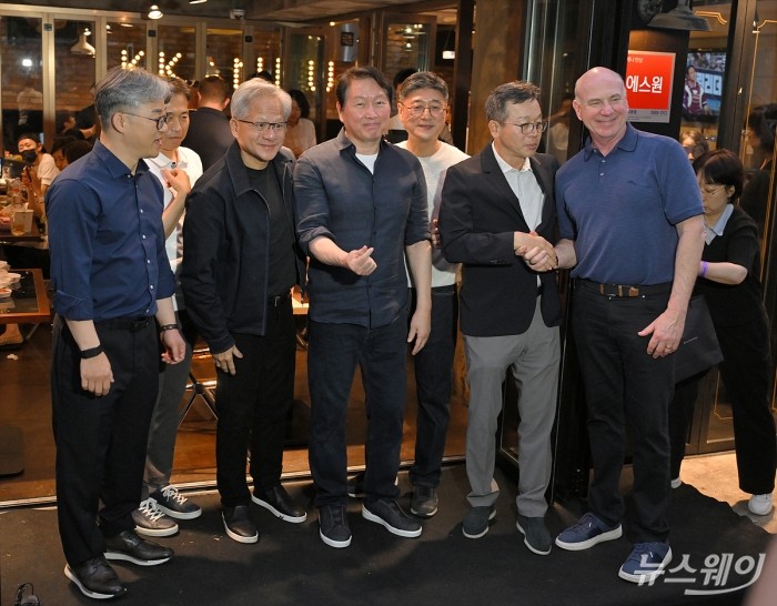 젠슨 황 엔비디아 최고경영자(CEO)와 최태원 SK 회장이 7일 서울 강남구 깐부치킨에서 열린 '치맥 회동'에서 기념촬영을 하고 있다. 사진=이수길 기자