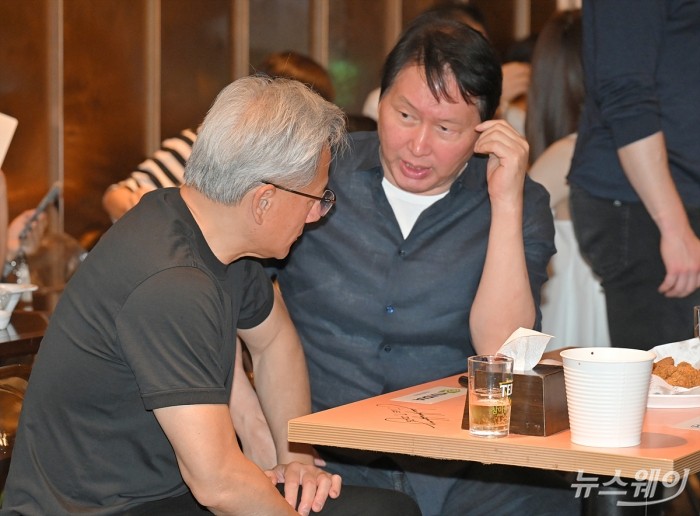 젠슨 황 엔비디아 최고경영자(CEO)와 최태원 SK그룹 회장이 7일 서울 강남구 깐부치킨에서 지난해 '깐부회동' 테이블에 앉아 사업에 대해 논의하고 있다. 사진=이수길 기자