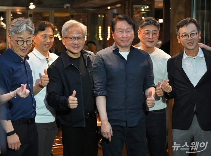(왼쪽 세 번째부터 다섯 번째까지)젠슨 황 엔비디아 최고경영자, 최태원 SK그룹 회장, 정재헌 SK텔레콤 대표이사를 비롯한 참석자들이 7일 오후 서울 강남구 깐부치킨에서 열린 '치맥 회동'에서 기념촬영을 하고 있다. 사진=이수길 기자
