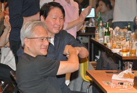 최태원 SK회장, 젠슨 황과 '깐부 인증'···주먹 맞댄 젠슨 황-최태원