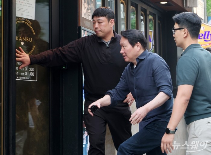 최태원 SK그룹 회장이 7일 오후 서울 강남구 깐부치킨에서 열린 젠슨 황 엔비디아 최고경영자(CEO)와의 '치맥 회동'을 위해 이동하고 있다. 사진=이수길 기자