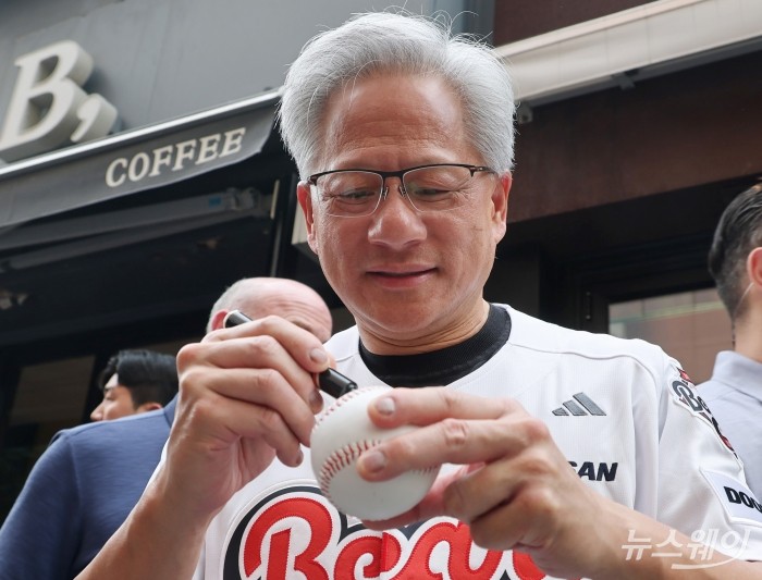 젠슨 황 엔비디아 최고경영자(CEO)가 7일 서울 강남구 깐부치킨에서 열린 와 최태원 SK 회장과의 '치맥 회동'을 위해 이동하며 시민들에게 사인을 해주고 있다. 사진=이수길 기자