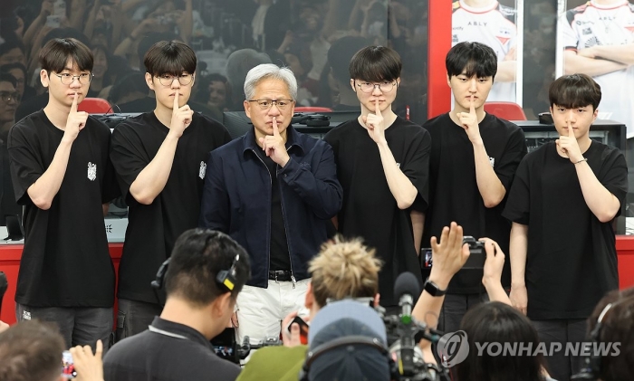 젠슨 황 엔비디아 최고경영자(CEO)가 5일 서울 마포구 'T1 베이스 캠프'에서 '페이커' 이상혁을 비롯한 e스포츠 구단 T1의 리그 오브 레전드(LoL) 선수단을 만난 가운데 함께 '페이커'의 시그니처 포즈를 취하고 있다. 사진= 연합뉴스