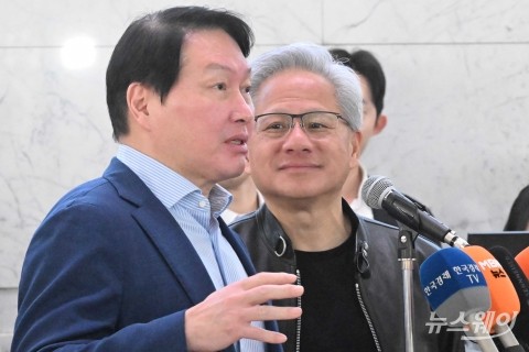 엔비디아 CEO 젠슨 황, SK 협력 현장서 환한 얼굴