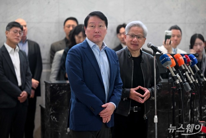 (오른쪽)젠슨 황 엔비디아 창립자 겸 최고경영자와 (왼쪽)최태원 SK그룹 회장이 8일 오전 서울 종로구 SK서린빌딩에서 열린 'SK그룹·엔비디아 협력' 기자회견에서 취재진의 질문에 경청하고 있다. 사진=강민석 기자