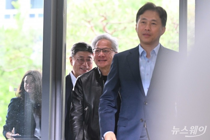 젠슨 황 엔비디아 창립자 겸 최고경영자가 8일 오전 서울 종로구 SK서린빌딩에서 열린 'SK그룹·엔비디아 협력' 기자회견을 하기 앞서 최태원 SK그룹 회장과 면담하기 위해 이동하고 있다. (오른쪽 첫 번째부터 왼쪽으로)곽노정 SK하이닉스 대표이사, 황 엔비디아 CEO, 정재헌 SK텔레콤 최고경영자, 황 CEO의 자녀 매디슨 황. 사진=강민석 기자