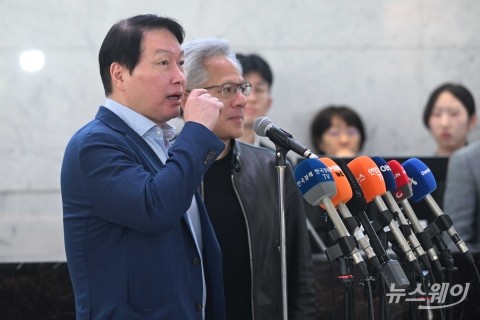 최태원 SK그룹 회장 "젠슨 황···AI 팩토리 동맹"
