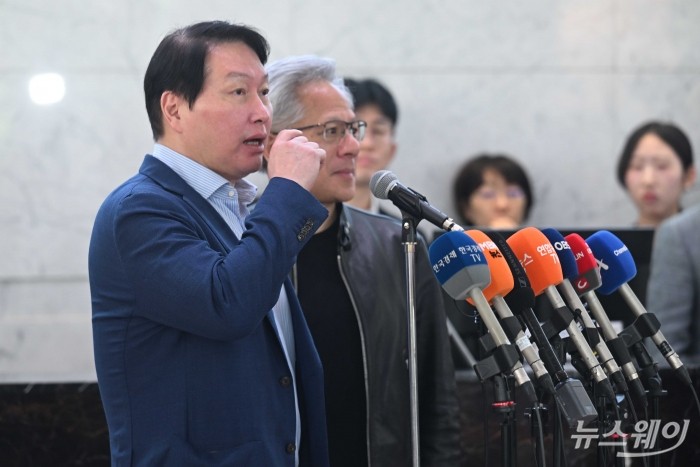 최태원 SK그룹 회장 "젠슨 황···AI 팩토리 동맹"