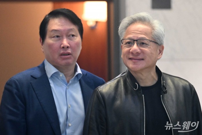 (오른쪽)젠슨 황 엔비디아 창립자 겸 최고경영자와 최태원 SK그룹 회장이 8일 오전 서울 종로구 SK서린빌딩에서 열린 'SK그룹·엔비디아 협력' 기자회견에 참석하기 위해 이동하고 있다. 사진=강민석 기자