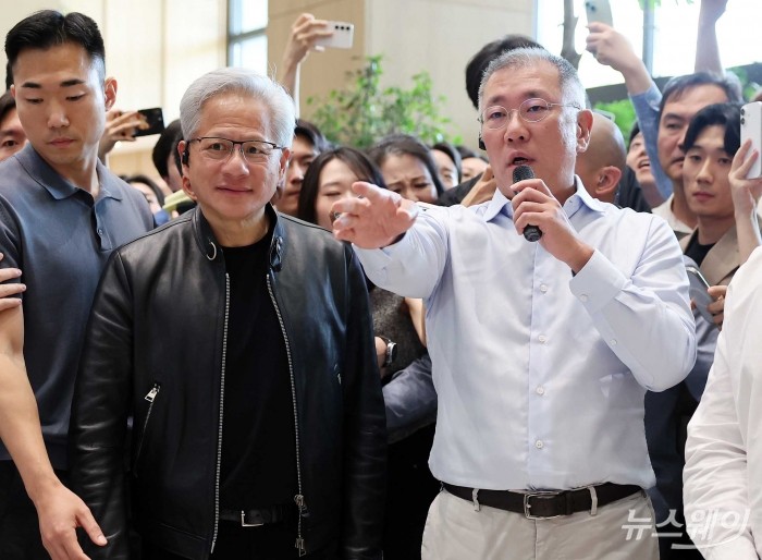 (오른쪽)정의선 현대자동차그룹 회장이 8일 오후 서울 서초구 현대자동차그룹 본사에서 젠슨 황 엔비디아 창립자 겸 최고경영자에게 기아 EV4 전기차를 설명하고 있다. 사진=강민석 기자