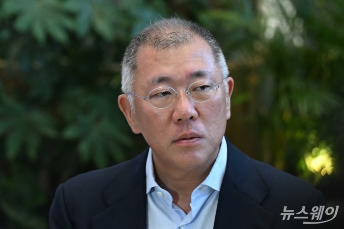 정의선 현대자동차그룹 회장이 8일 오후 서울 서초구 현대자동차그룹 본사에서 취재진의 질문에 답변하고 있다. 사진=강민석 기자