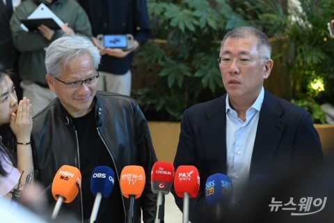 젠슨 황 옆에서 답변하는 정의선 현대자동차그룹 회장