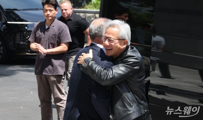 젠슨 황 엔비디아 창립자 겸 최고경영자와 정의선 현대자동차그룹 회장이 8일 오후 서울 서초구 현대자동차 본사에서 포옹을 하고 있다. 사진=강민석 기자