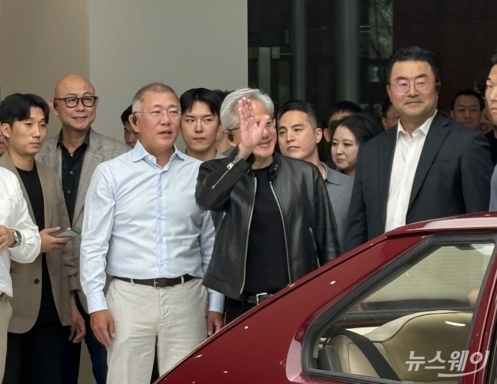 정의선 현대차그룹 회장과 젠슨황 엔비디아 CEO가 현대차 사옥을 둘러보고 있다. 사진=황예인 기자
