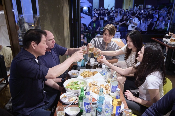 아버지는 AI 동맹, 딸들은 미래 파트너···최윤정·메디슨 황의 '깐부'