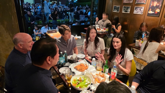 지난 7일 최태원 회장과 젠슨 황 CEO의 만남에 최 회장의 장녀인 최윤정 SK바이오팜 전략본부장과 황 CEO의 장녀인 메디슨 황 엔비디아 수석이사가 자연스럽게 합류하며 '2세 치킨 회동'이 성사됐다. 사진=SK