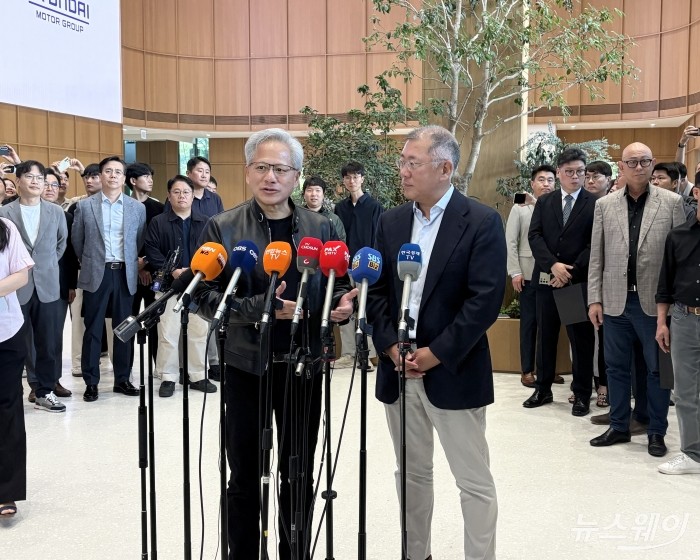 현대차그룹 사옥 1층 로비에서 젠슨 황 엔비디아 CEO(왼쪽)와 정의선 현대차그룹 회장이 미디어 브리핑을 진행하고 있다. 사진=황예인 기자